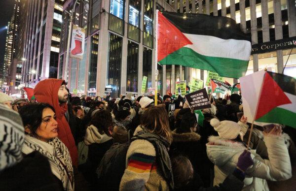 Flag-waving Palestinian supporters protest outside the Fox News building on 6th Ave in Midtown Manhattan on Nov. 29, 2023. (Richard Moore/The Epoch Times)