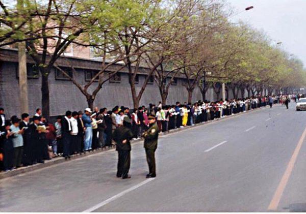 Falun Gong practitioners gathered around Zhongnanhai to silently and peacefully appeal for freedom of belief on April 25, 1999. (Courtesy of Minghui.org)