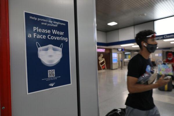 City workers hand out information at Pennsylvania Station to travelers arriving by train from states affected by rules requiring 14-day quarantines in New York on Aug. 6, 2020. (Spencer Platt/Getty Images)