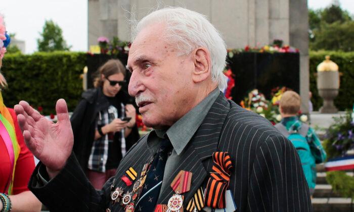 Last of Soviet Soldiers Who Liberated Auschwitz Dies at 98