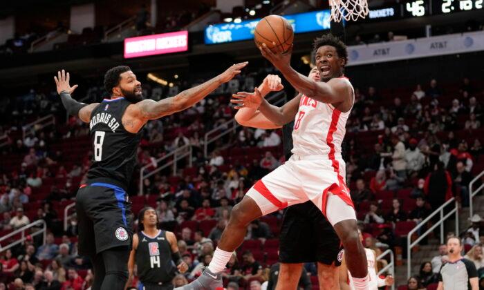 Jackson Scores 26 Points, Clippers Outlast Rockets 99–98