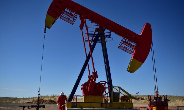 Oil Rises on Softer Dollar, Shipping Attack