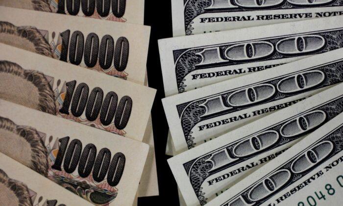 Yen Slumps as BOJ Keeps Policy Ultra-Loose, Dollar Set for 10th Weekly Rise