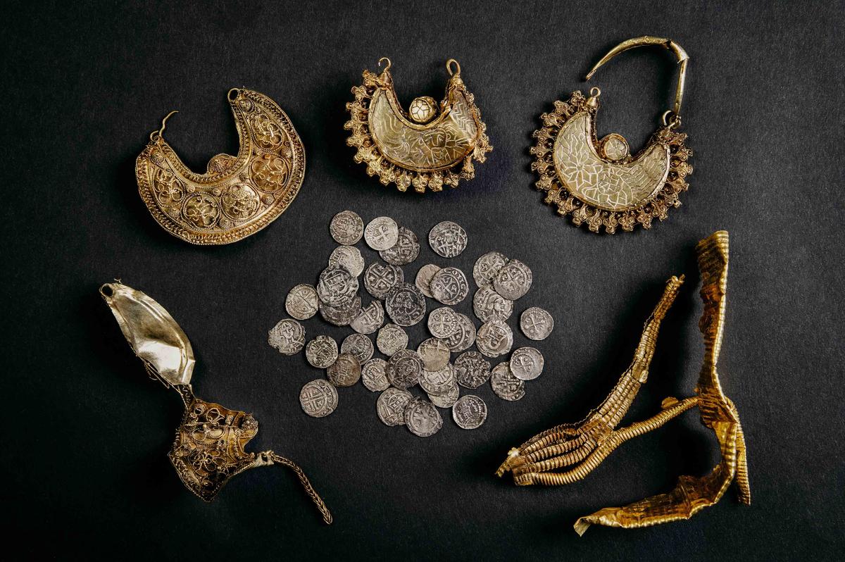  A 1,000-year-old medieval treasure discovered in Hoogwoud, Netherlands, consisting of jewelry and silver coins, is shown in this undated picture. (Archeologie West-Friesland/Handout via REUTERS)