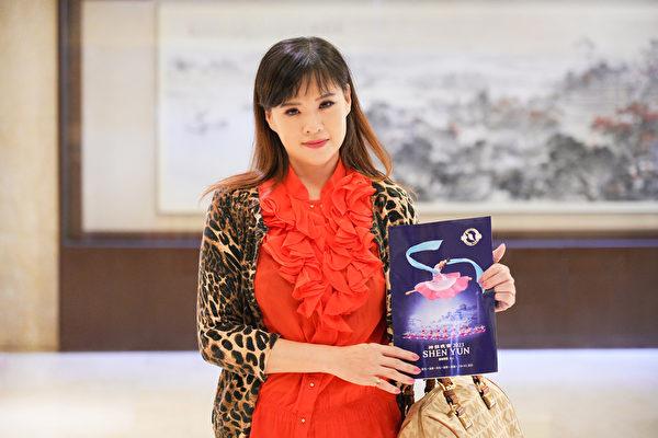 Dance instructor Weiwen Huang attended Shen Yun’s matinee at the Tainan Cultural Center Performing Hall, in Taiwan, on March 10, 2023. (Annie Gong/The Epoch Times)