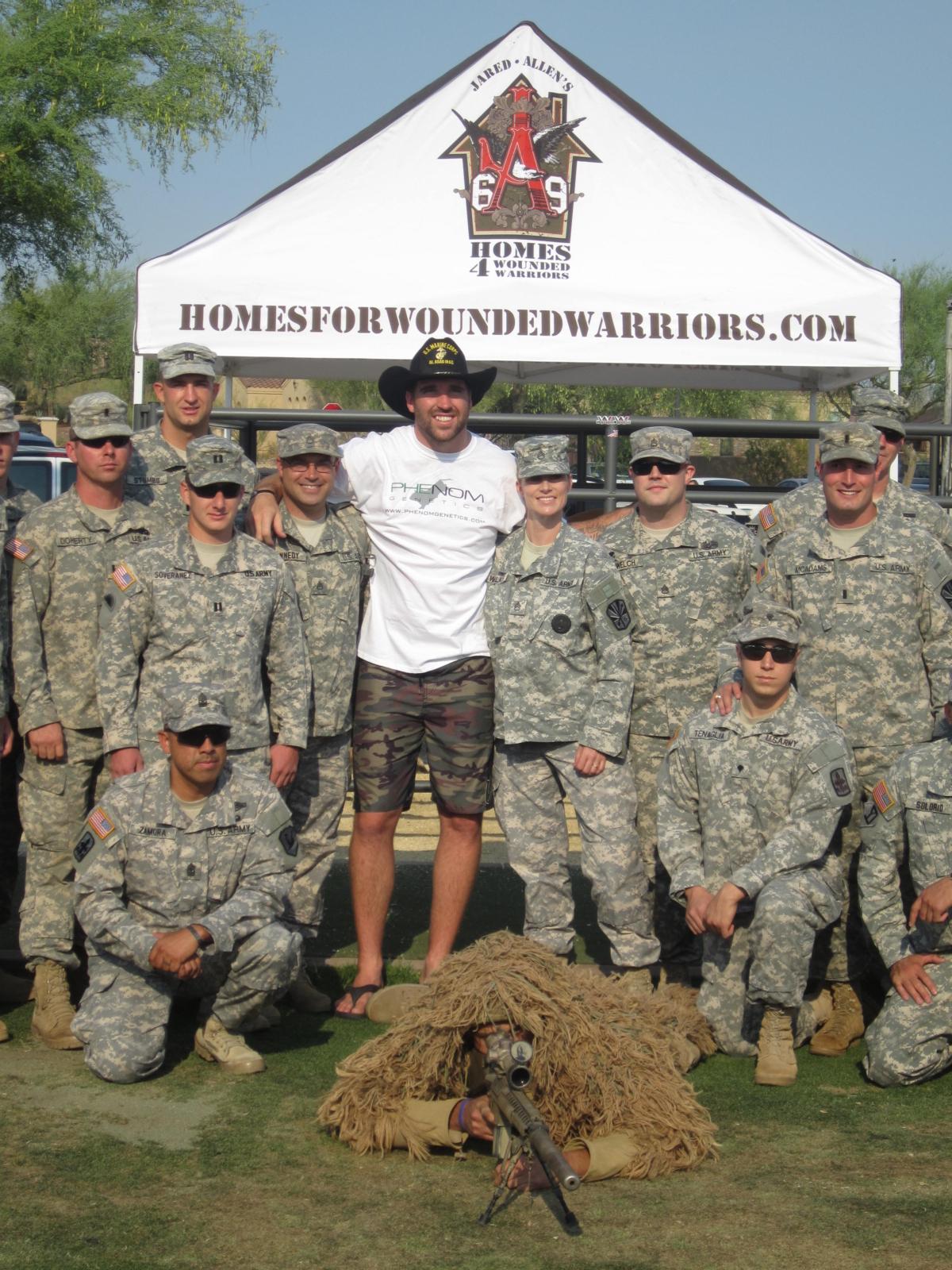  Former NFL player Jared Allen meets with Army soldiers during an event for his charity organization. (UNrestricted MKTG)