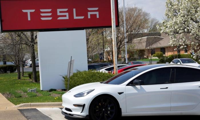 Tesla Recalls Nearly All Vehicles in US to Fix Warning Lights Problem
