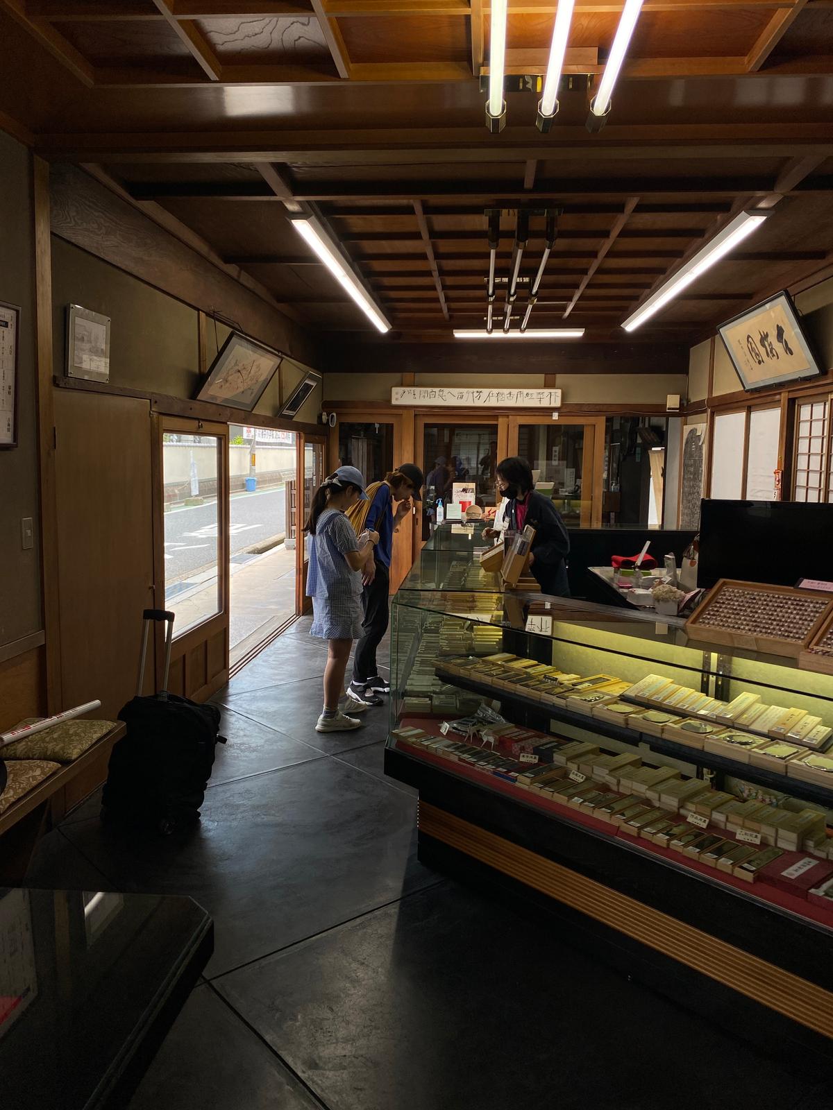 Customers at the Kobaien shop. Some of its bestselling 5-star ink sticks are Koukaboku, Shitsuboku, Baikaboku, and Shouenboku, which have long been "highly regarded by many." (Courtesy of <a href="https://worlds-oldest-inksticks.jp/">ICHI Inc, Japan</a>)