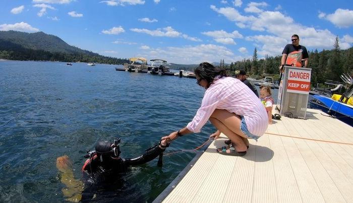 Scuba Diver Retrieves Woman’s Lost $9,500 Wedding Ring From Bottom of Lake