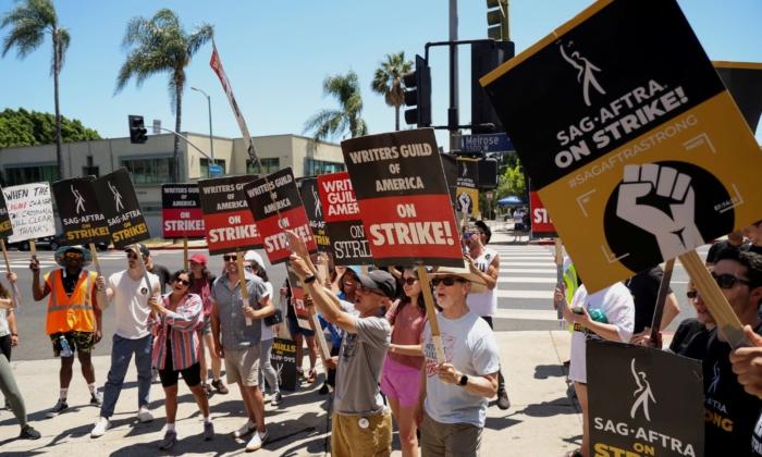 Actors on Strike in Los Angeles as Negotiation Continues