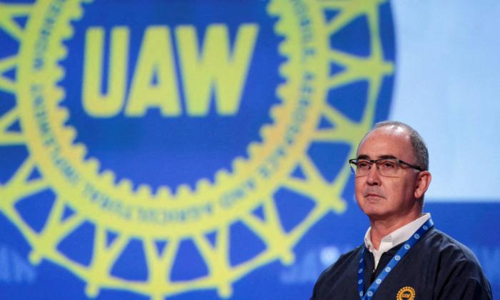 UAW President Rejects GM's 'Insulting' Proposal for 10 Percent Pay Hike as Strike Looms