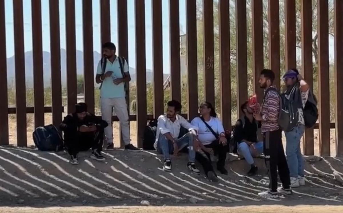  Many migrants are coming through the U.S.–Mexico border through a remote portion of the Arizona desert, as explained on Sept. 1, 2023, by Deputy Chief Justin De La Torre, Tucson Sector Border Patrol. (Associated Press/Screenshot via The Epoch Times)