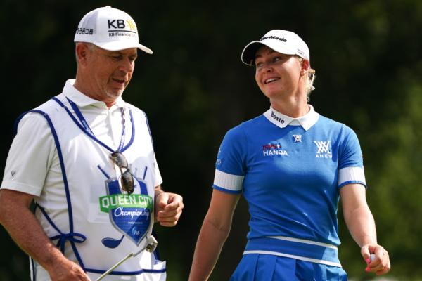  Charley Hull of England and her caddie walk off the 16th green during the final round of the Kroger Queen City Championship presented by P&G at Kenwood Country Club in Cincinnati on Sept. 10, 2023. (Dylan Buell/Getty Images)
