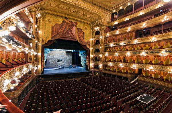  With its Italian horseshoe shape, the main auditorium has more than 2,400 seats over 7 levels, with open boxes in the French style on the sides and red velvet seats on the first floor, opposite the gilded stage. The stage highlights decorations and stage designs, most of which are produced in the theater’s local workshop. The hall features incredible acoustics, rendered possible by the proportions of the room, which turn the auditorium into an echo chamber. (mdm7807/Shutterstock)