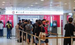 Mainland Chinese Turn to Hong Kong Banks Amid Economic Uncertainty: Insiders Highlight Capital Transfer Methods