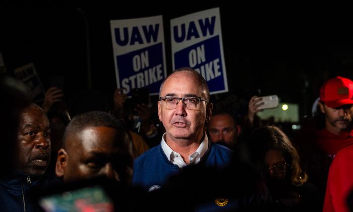 UAW Sets New Deadline to Escalate Strike If No Breakthrough in Talks