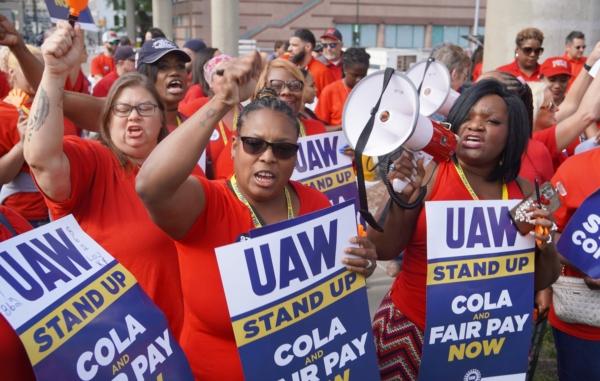  UAW strikers rally for higher wages and the restoration of cost-of-living adjustments in downtown Detroit on Sept. 15, 2023. (Steven Kovac/Epoch Times)