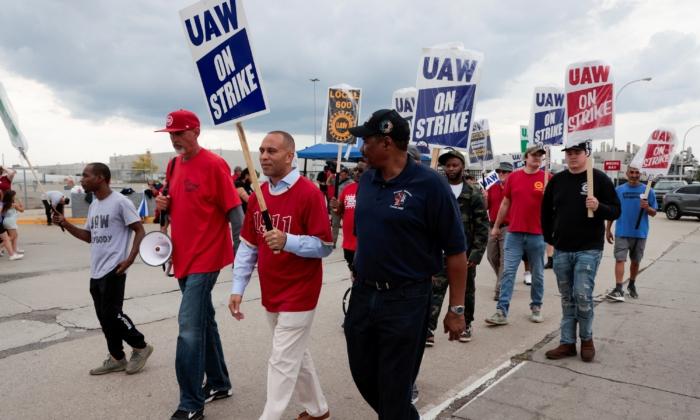 UAW to Strike at More US Auto Plants If No Progress Made by Friday