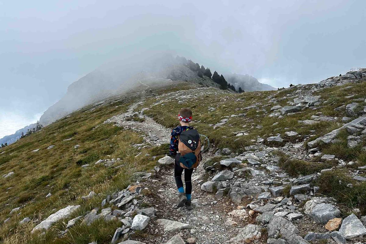  Frankie McMillan, 7, hikes up a rocky ridge shrouded in mist. (SWNS)