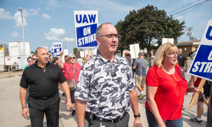 GM Reaches Tentative Deal With UAW, Ending Strikes at Detroit’s Big Three