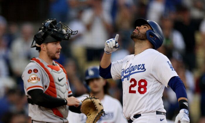 Kershaw Tosses 2-hit Ball Over 5 Innings and Dodgers Beat Giants 7–0
