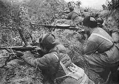 A squad of Chinese infantrymen in defensive position on Triangle Hill. (Public Domain)