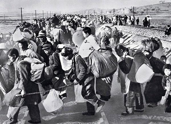 Hundreds of thousands of refugees escape to the south after the North Korean invasion. U.S. Defense Department. (Public Domain)