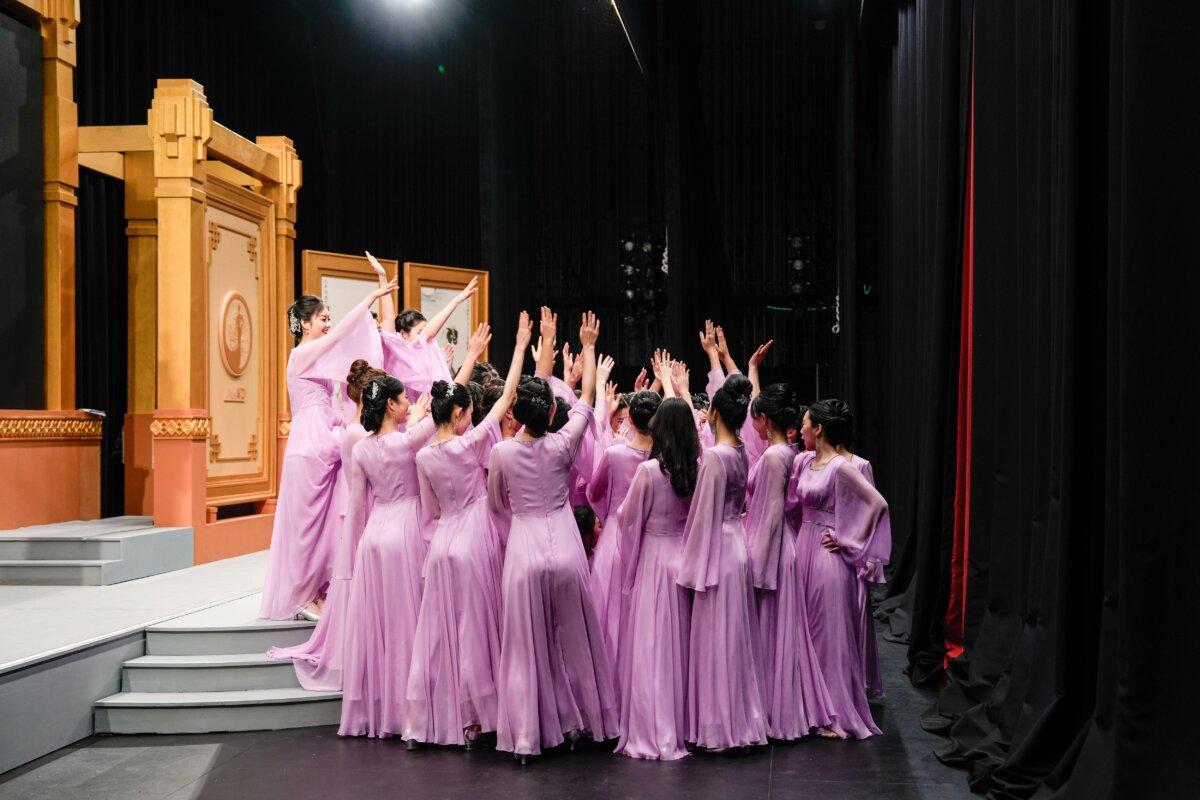 Pageant contestants cheer each other on before they perform the opening classical Chinese dance showcase at the inaugural NTD Global Chinese Beauty Pageant in Purchase, N.Y., on Sept. 30, 2023. (Samira Bouaou/The Epoch Times)