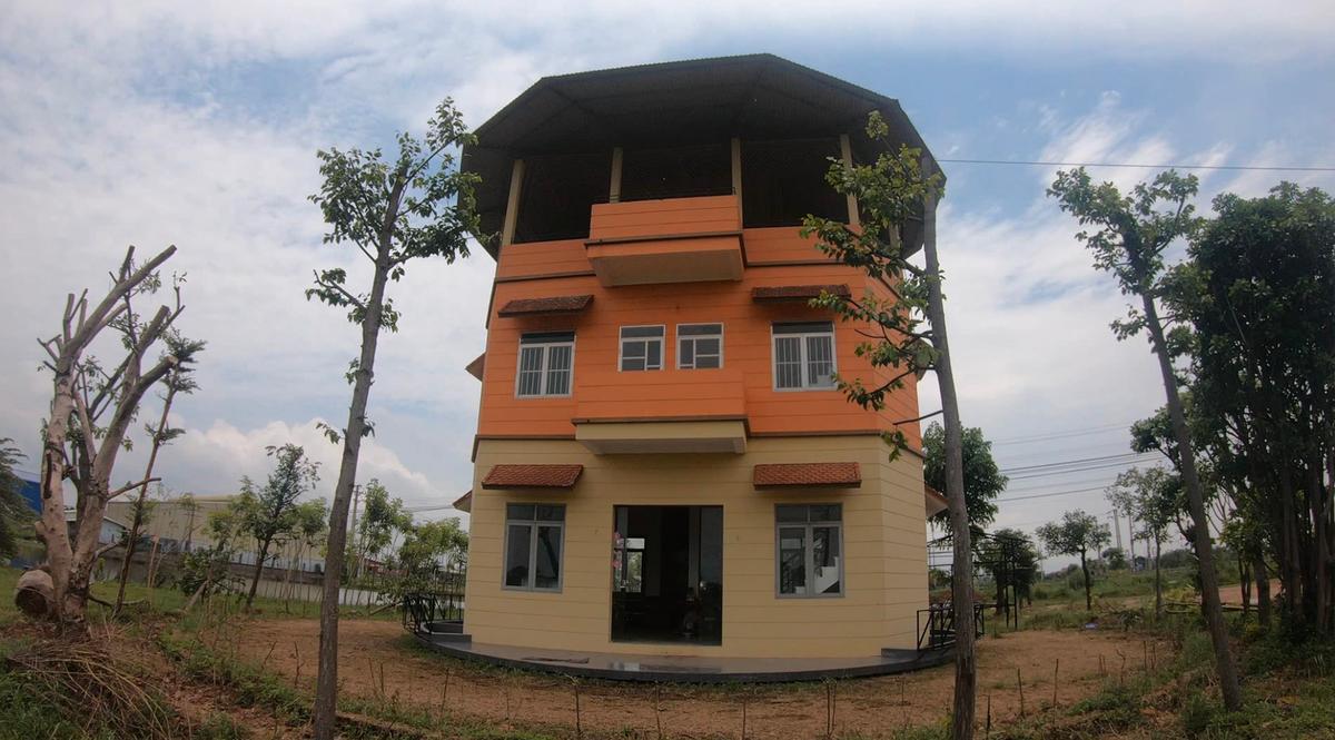 Nguyen Van Luong's home can rotate a full 360 degrees. (Screenshot/Newsflare)