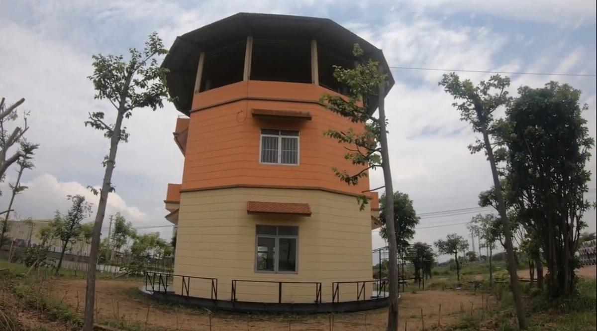 The angle of Nguyen Van Luong's house can be adjusted using his smartphone. (Screenshot/Newsflare)