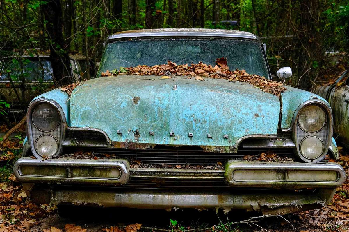 A wrecked classic Lincoln car at Old Car City, near White, Georgia. (Darryl Brooks/Shutterstock)
