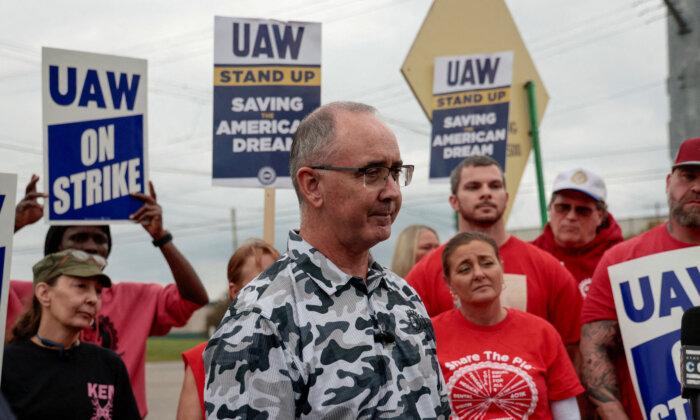 Auto Workers Stop Expanding Strikes Against Detroit Three After GM Makes Battery Plant Concession
