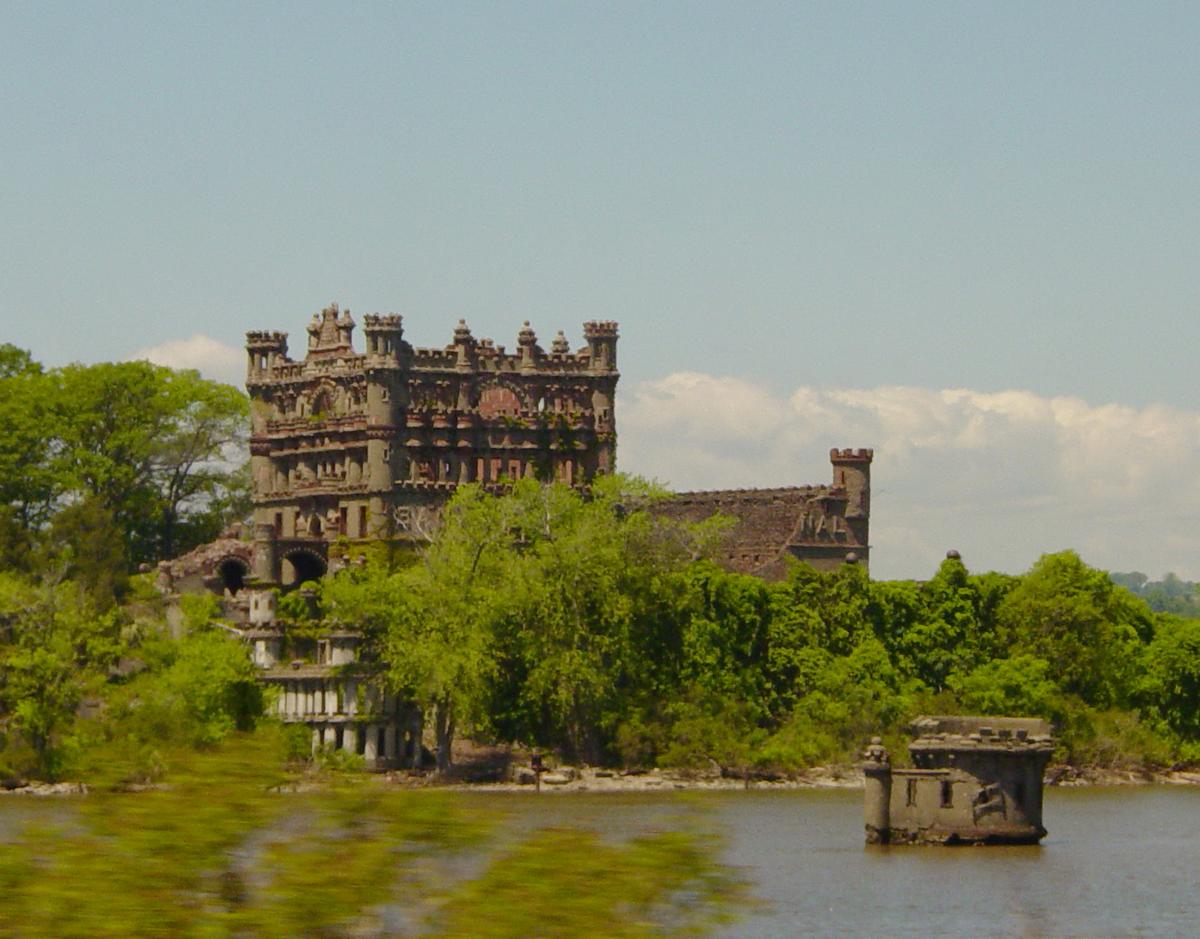 (<a href="https://commons.wikimedia.org/wiki/File:BannermanCastle3685.jpg#/media/File:BannermanCastle3685.jpg">Public Domain</a>)