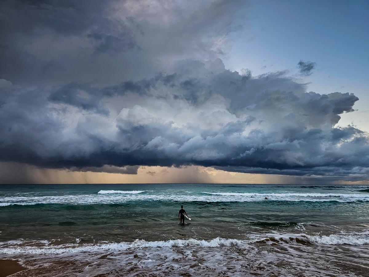 "Braving the Storm" by Mr. Irwig won the Standard Chartered Smartphone Weather Photographer of the Year. (Courtesy of Les Irwig via Weather Photographer of the Year)