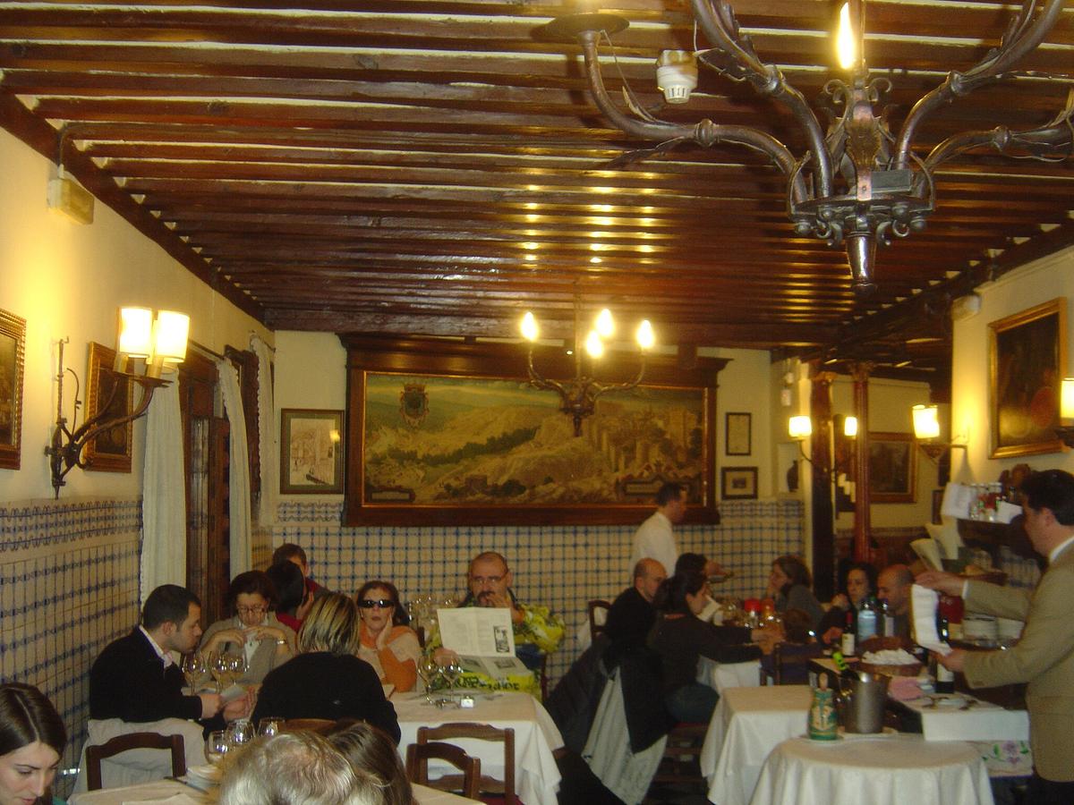 Patrons dine inside Sobrino de Botín. (DIMSFIKAS/CC BY 3.0)