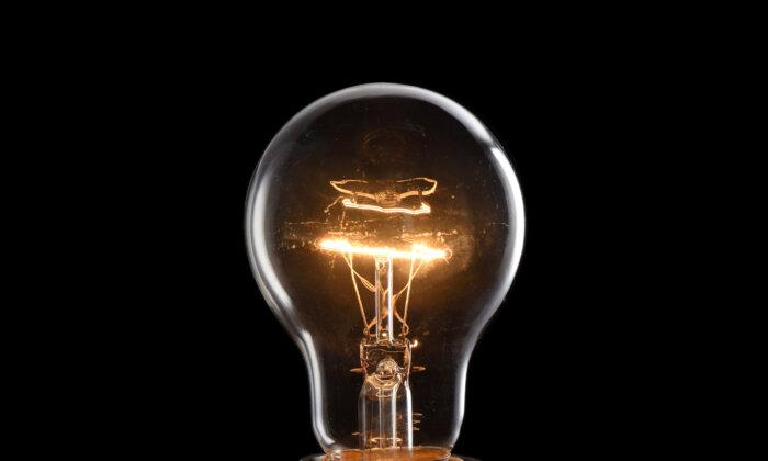 Lighting the World: The Ingenuity of Thomas Edison's Light Bulb (Infographic)