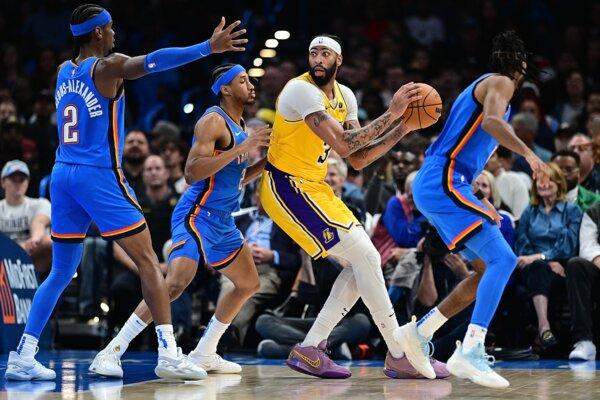 Anthony Davis (3) of the Los Angeles Lakers handles the ball during the second half against the Oklahoma City Thunder in Oklahoma City on Nov. 30, 2023. (Joshua Gateley/Getty Images)