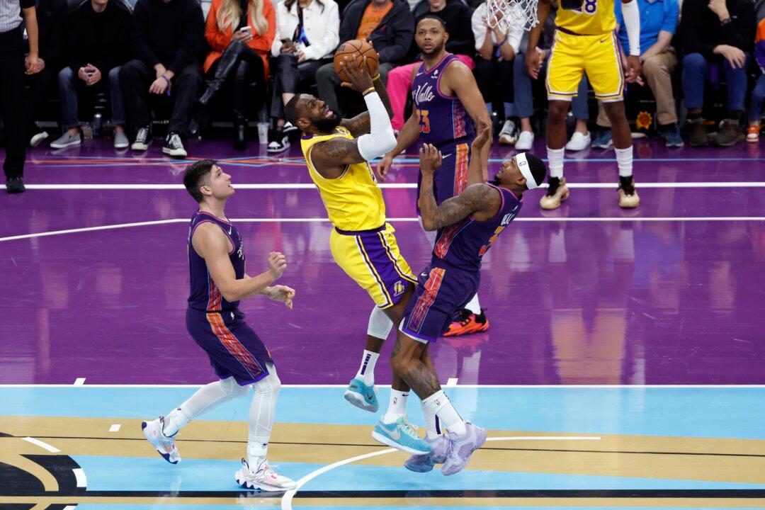 Lakers End Skid With James 32 Points in 122–119 Win Over Suns
