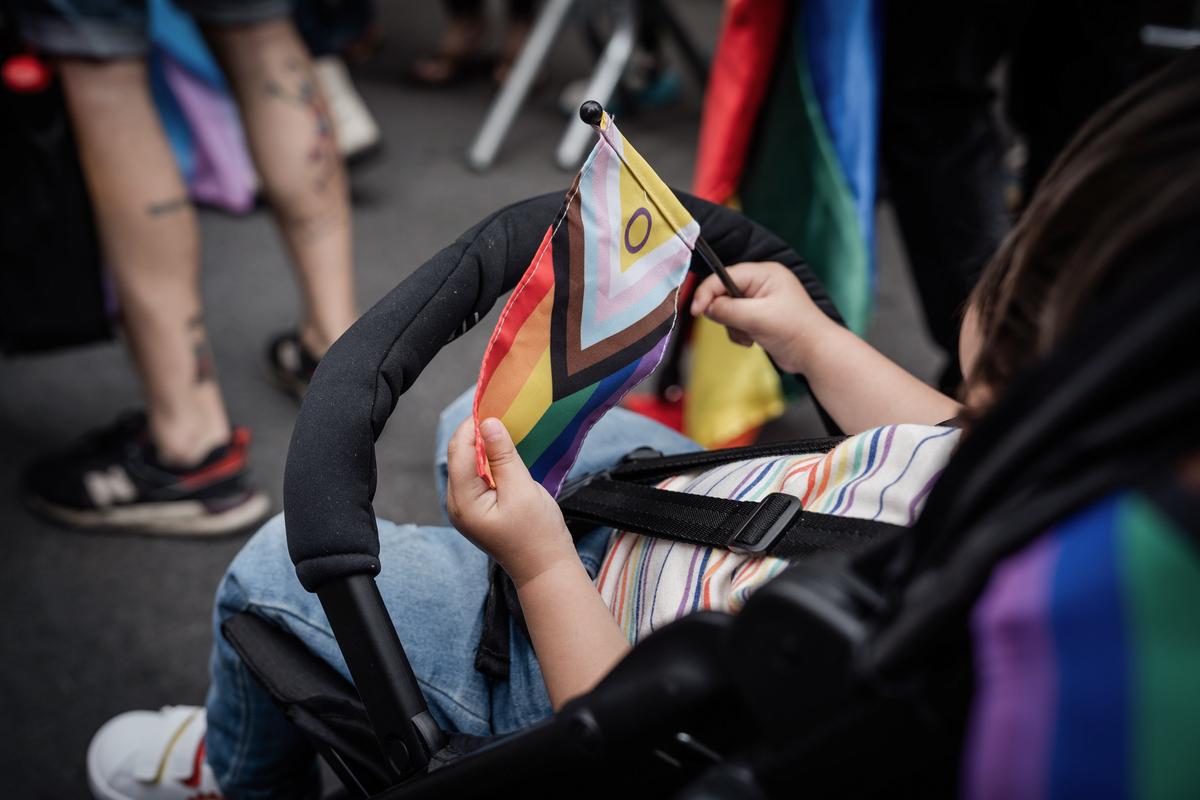  Experts say children may feel trapped into transitioning once they're accepted as a different gender. A child holds a flag at the annual New York City Pride March in New York on June 25, 2023. (Samira Bouaou/The Epoch Times)