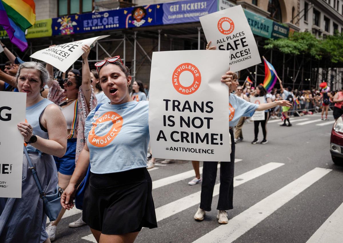  Some experts believe that narcissistic parents are playing a part in the upward trend of gender dysphoria among children. Children attend a New York City Pride March in New York on June 25, 2023. (Samira Bouaou/The Epoch Times)