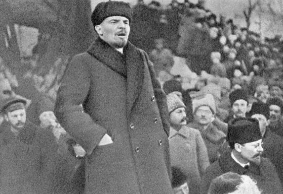 Lenin speaking to a crowd, 1919. (Public Domain)