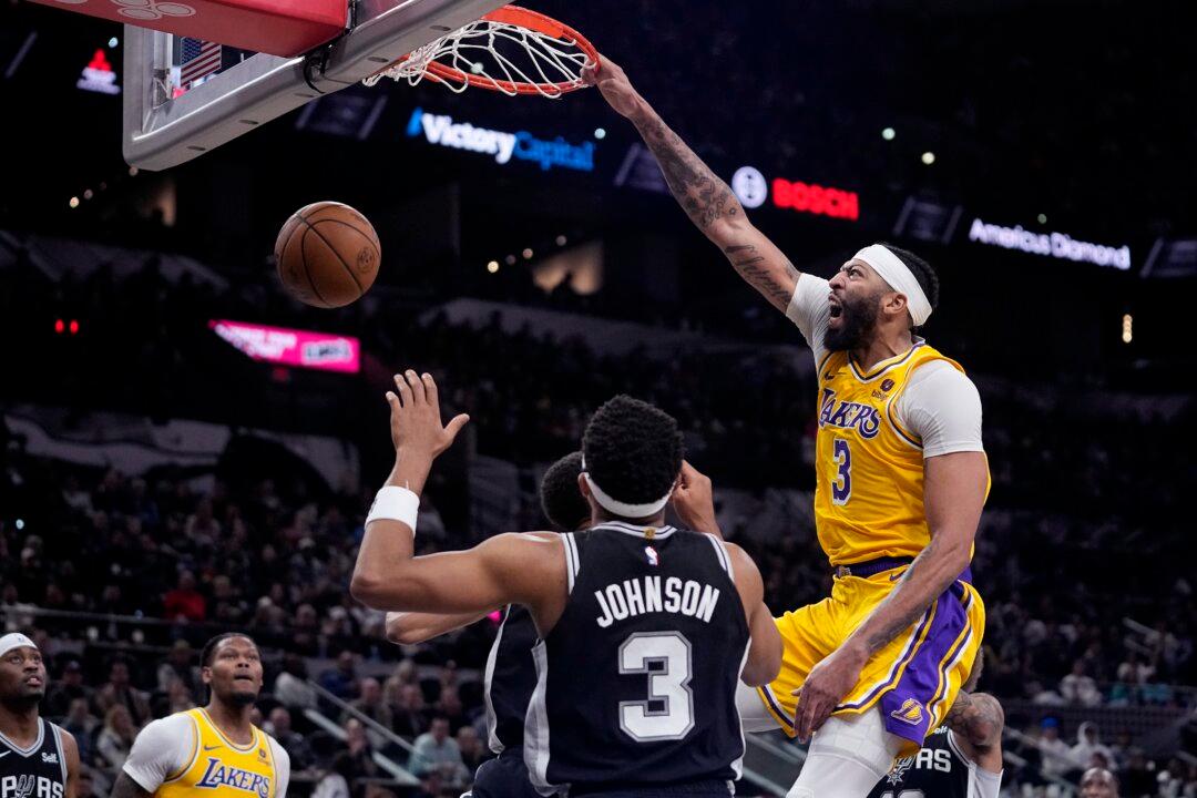 Davis Helps Lakers Overcome James’ Absence, Send Spurs to 18th Straight Loss