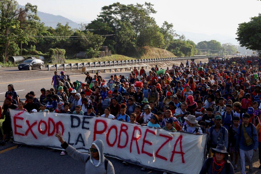 Migrant Caravan Advances North as US Officials Head to Mexico