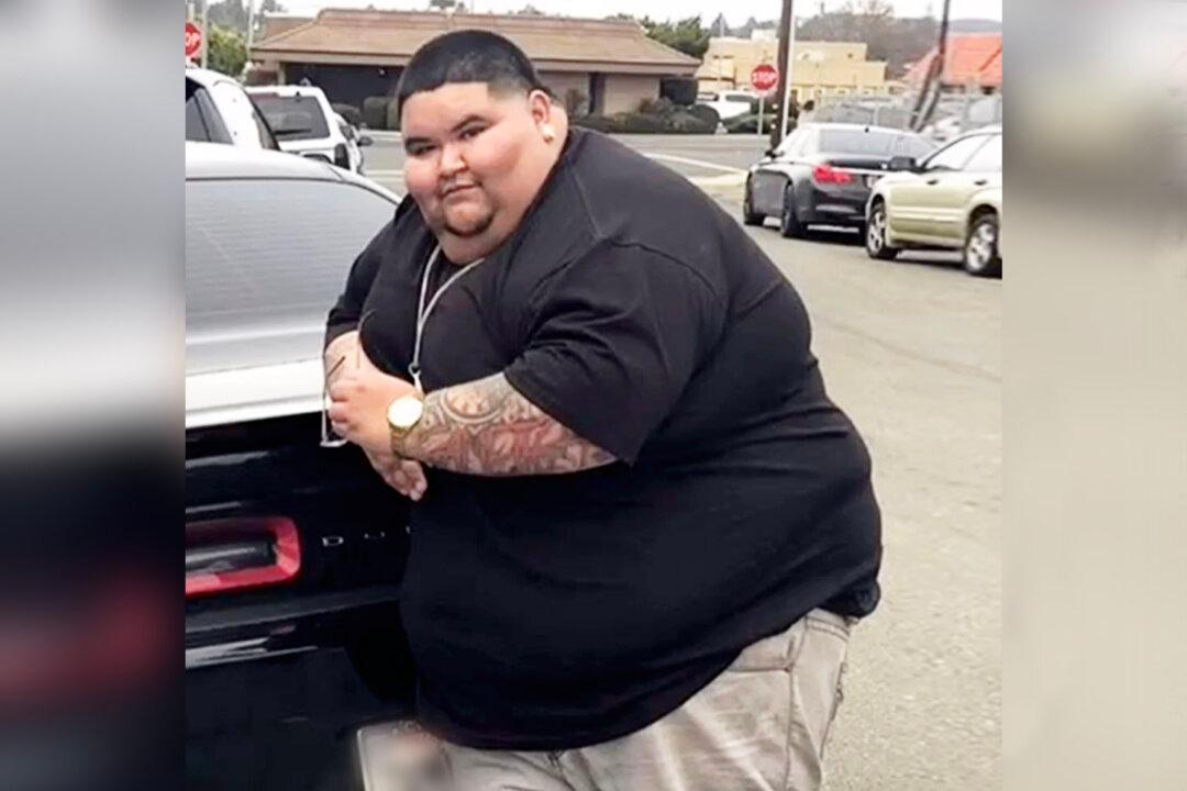 ‘Super Overweight’ Man Who Needed Almost 3 Airline Seats Sheds Over 300lb—He’s Now Unrecognizable