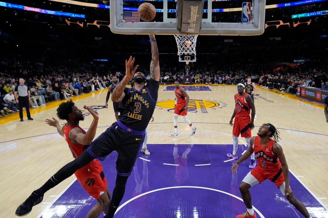 Anthony Davis Scores 41, Lakers Hold Off Raptors 132–131
