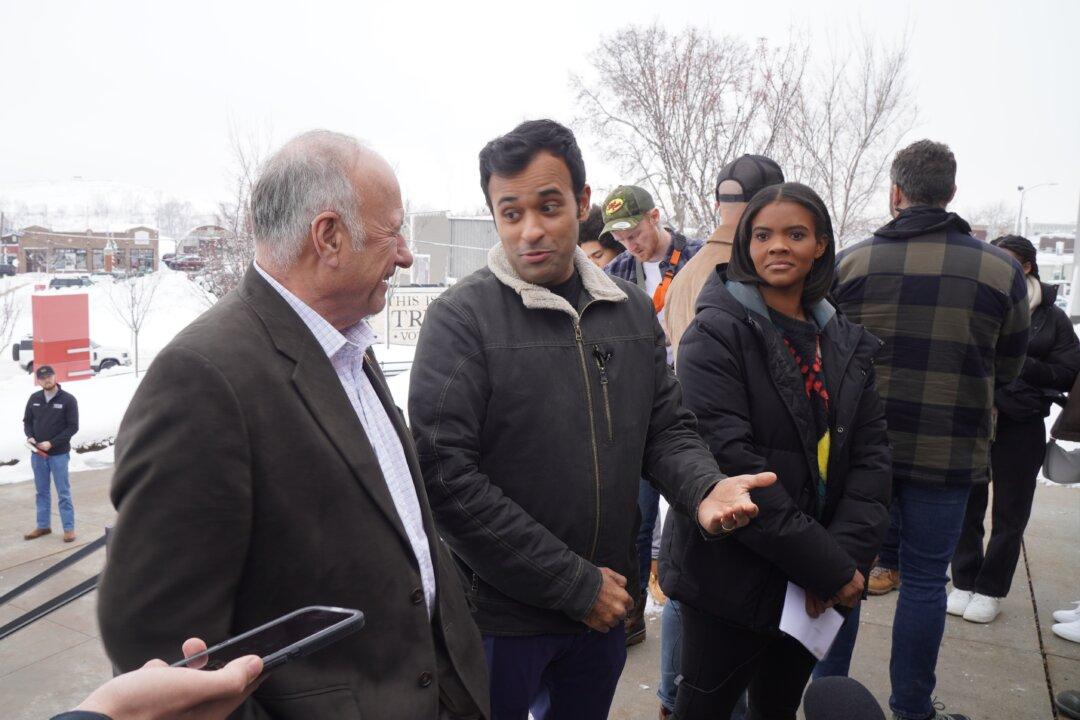 Vivek Talks Trump Amicus Brief in Appearance with Steve King, Candace Owens in Iowa