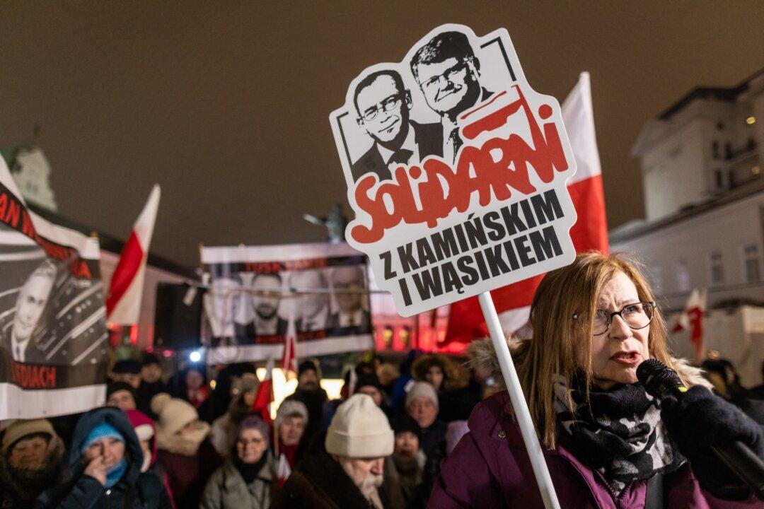 Tens of Thousands Protest in Poland Against Ex-ministers’ Imprisonment