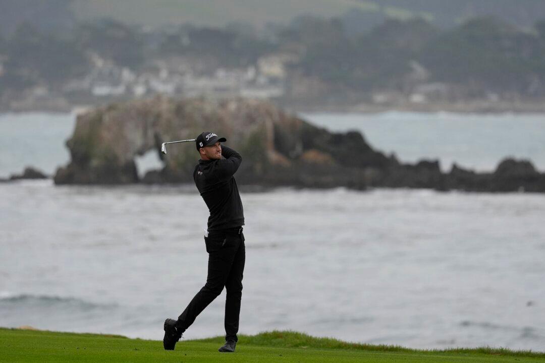 Clark Sets Pebble Beach Record With 60 for 1-shot Lead in Tough Conditions