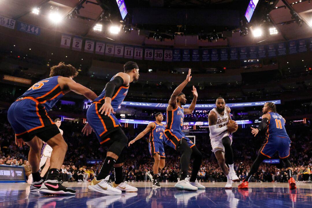 James, Lakers Pull Away for 113–105 Win to End Knicks’ Nine-Game Winning Streak