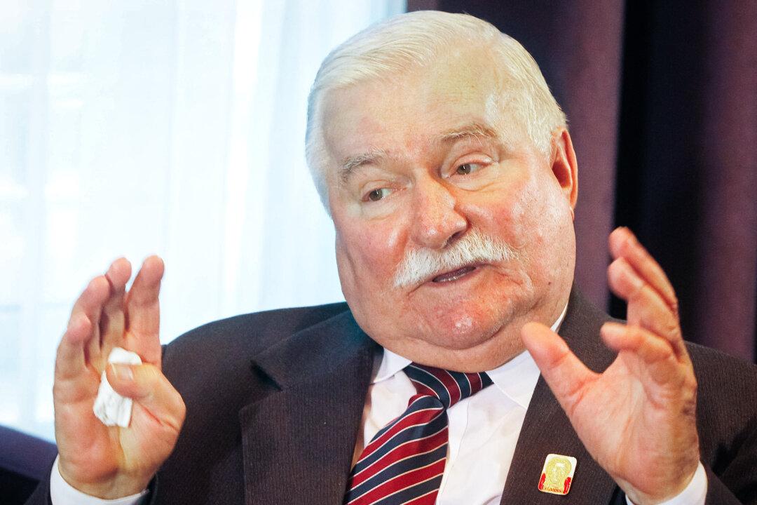 Former Polish President Who Overthrew Communism Urges US to ‘Help Russia Be Peaceful’